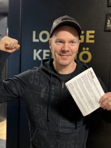 Make nyrkki koholla ja InBody-lomake kädessä CrossFit Iisalmella