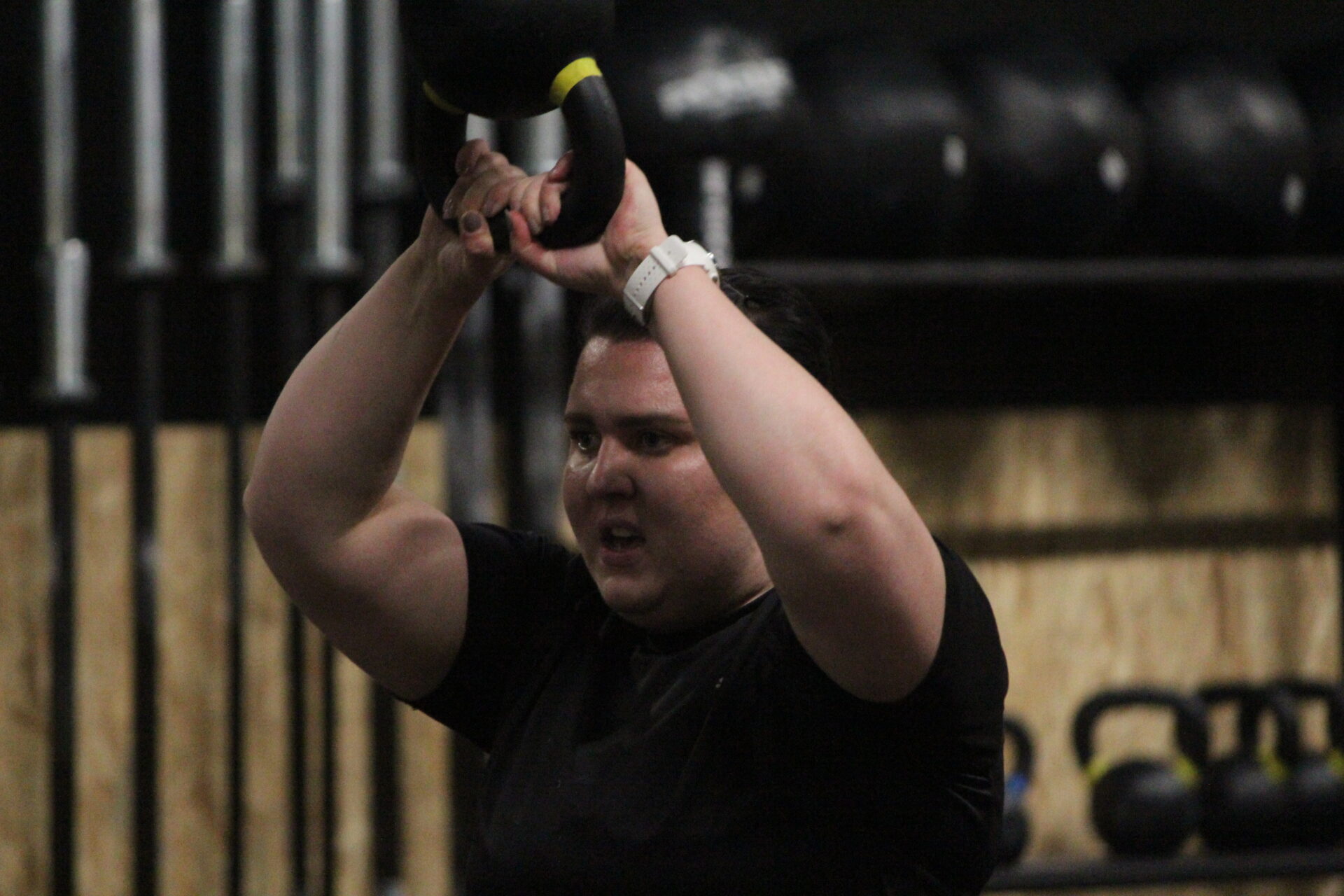 Nainen treenaa kahvakuulalla CrossFit Iisalmessa — rutiinit ja kestävät tavat