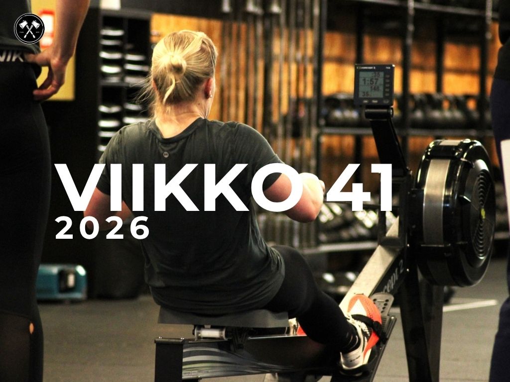 CrossFit treenit Iisalmi: valmentaja ja treenikaverit kannustavat viimeistä urheilijaa Cindyn viimeisissä kyykyissä