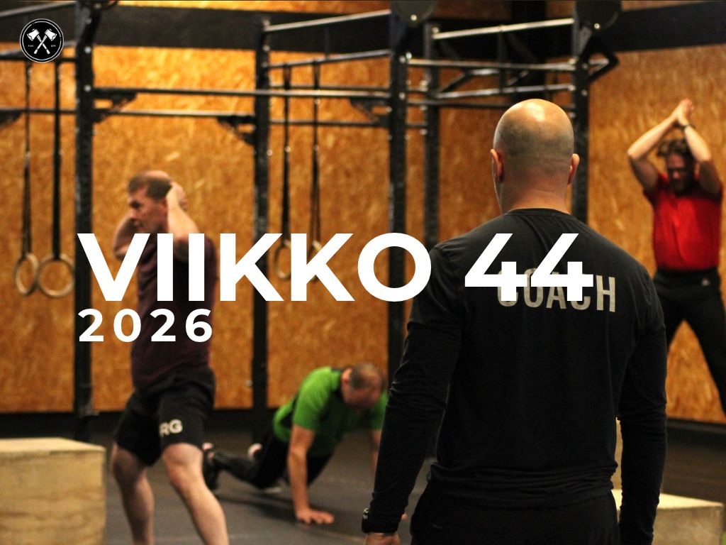 Aikuinen tekee lankkua kotona olohuoneen lattialla, koira makoilee vieressä